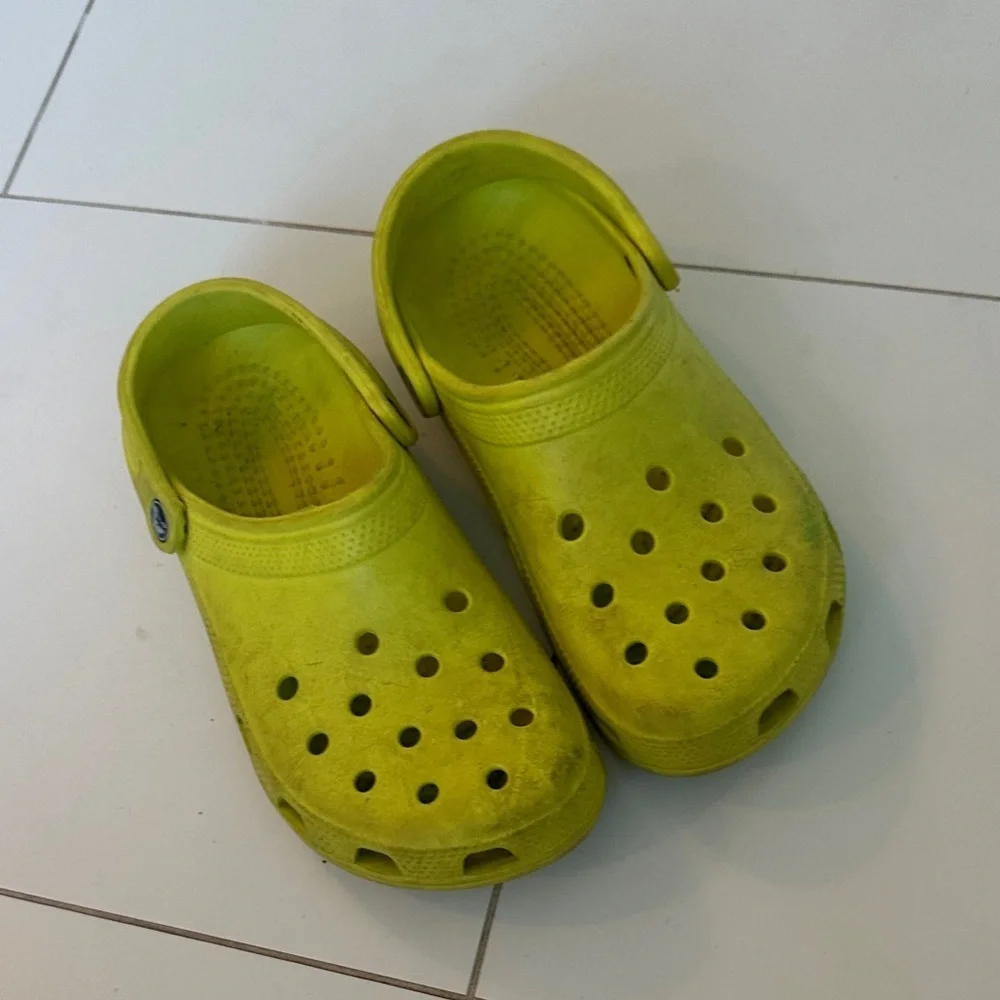 CROCS Kids Lime Green Clogs women’s 6